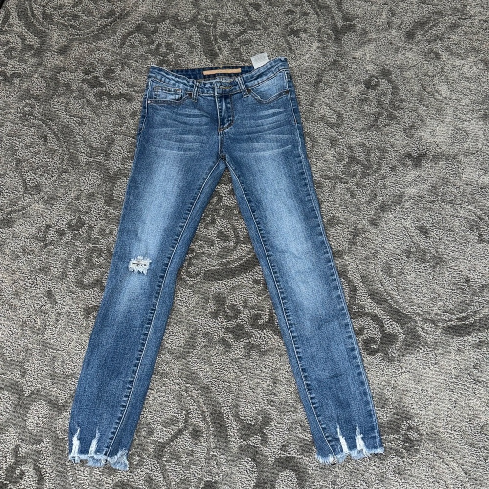 •Joe’s Jeans raw hem stretchy skinny jeans•